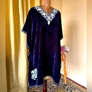 Mid length kaftan dress in velvet with silk thread work